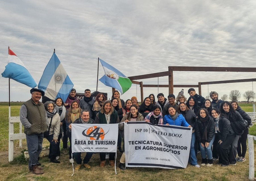 ESTUDIANTES. El contingente durante su recorrida ramonense.