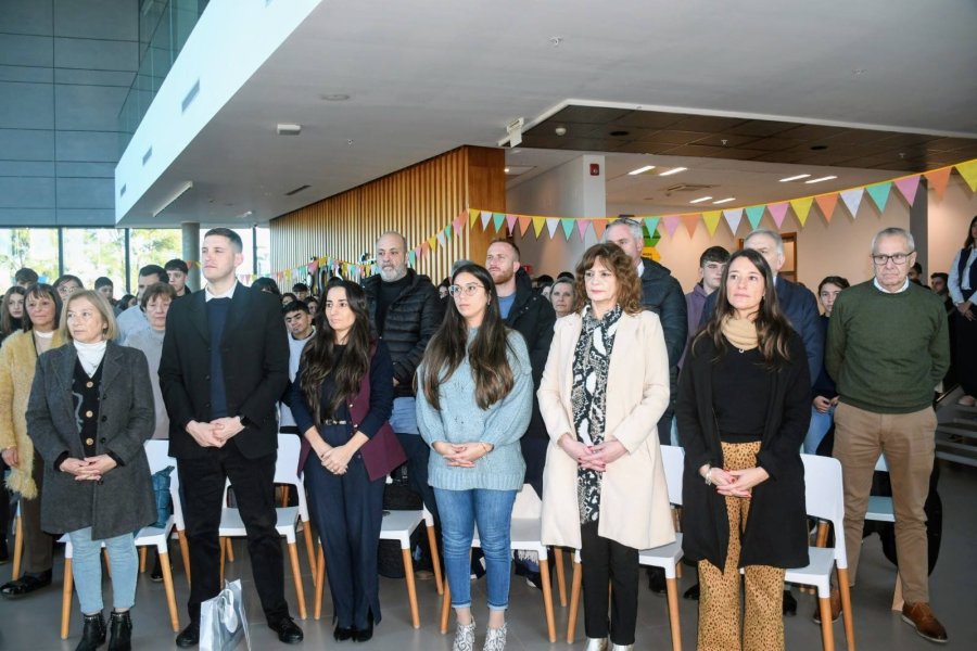 EDILES. Los concejales y parte del público asistente al acto.