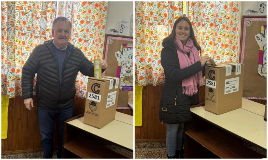 FELIPE Y DIANELA MICHLIG. Ambos en el instante de cumplir con el deber cívico.