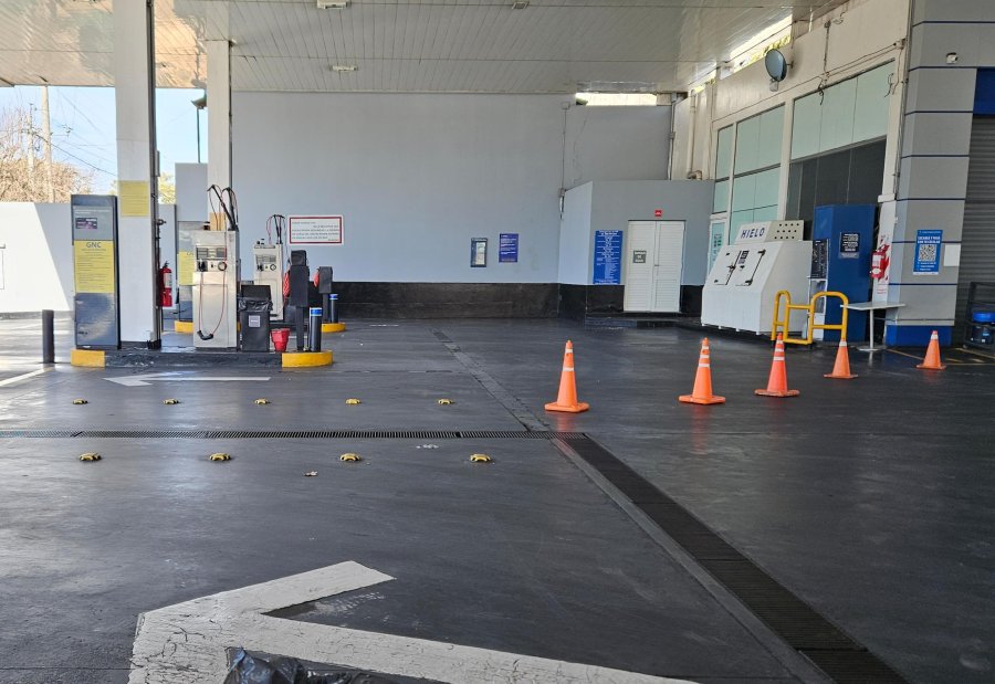 ESTACIONES DE GAS. Los conitos naranjas impiden el ingreso de vehículos al área de carga de GNC en algunos surtidores de la ciudad.