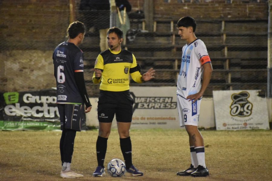 TROPIEZO. La Crema resignó la punta en el Agustín Giuliani.