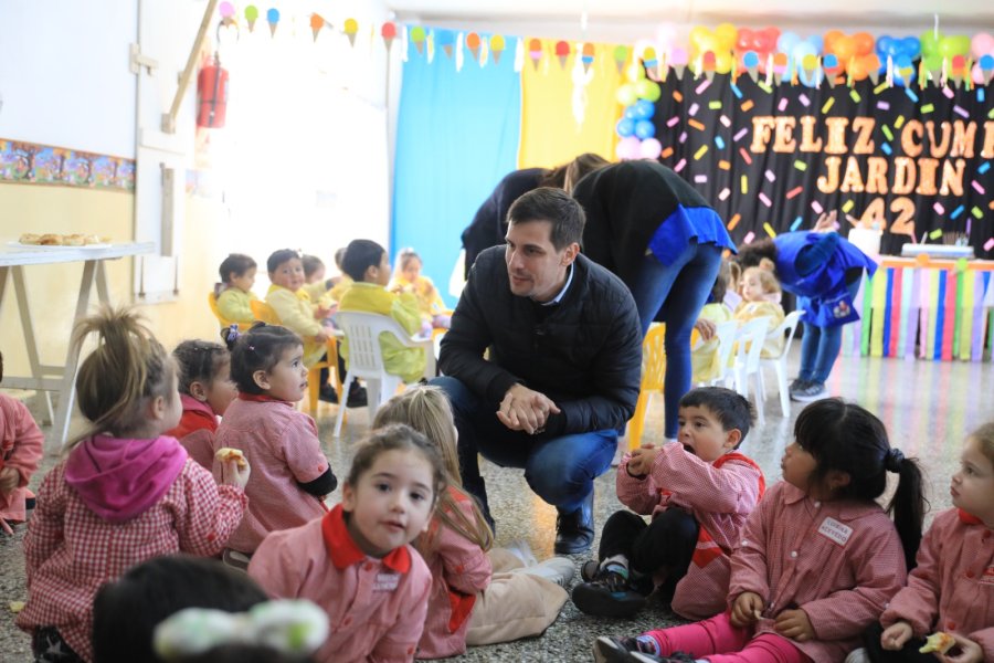 DIA DE FESTEJO. El intendente estuvo presente en las actividades que se desarrollaron en el jardín municipal "Magdalena Bruno".