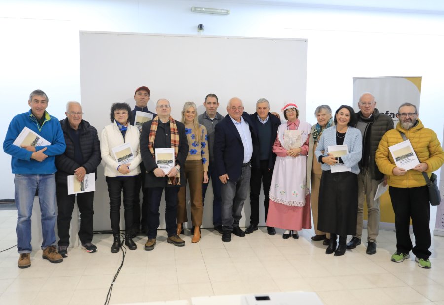Los descendientes de los pioneros piamonteses al recibir una copia del libro de Italo Cassina y Juana Elías, junto al intendente Leonardo Viotti.