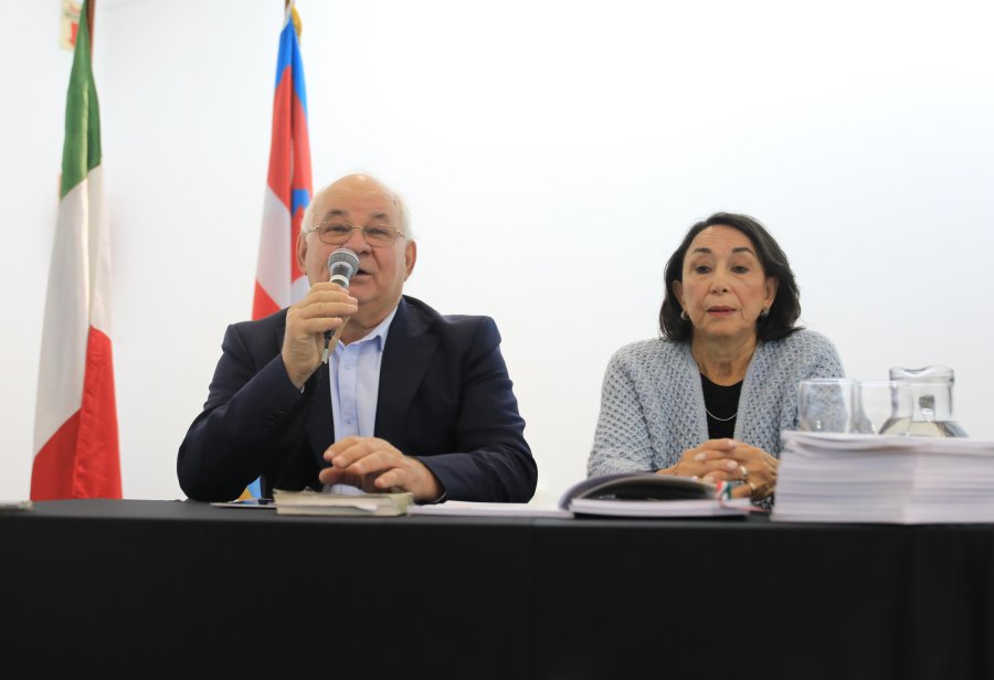 Italo Cassina y Juana El&iacute;as durante la presentaci&oacute;n del libro en el Complejo Cultural del Viejo Mercado. (FOTO NICO GRAMAGLIA)