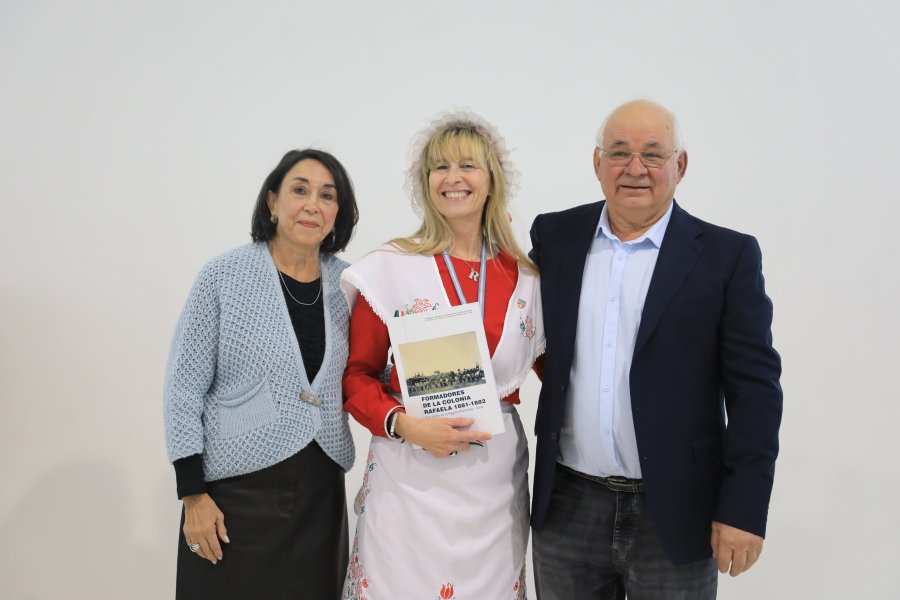 Juana El&iacute;as e Italo Cassina junto a la titular de la Asociaci&oacute;n Cultural Piemontesa de Rafaela, Rosana Alemandri. (FOTO NICO GRAMAGLIA)