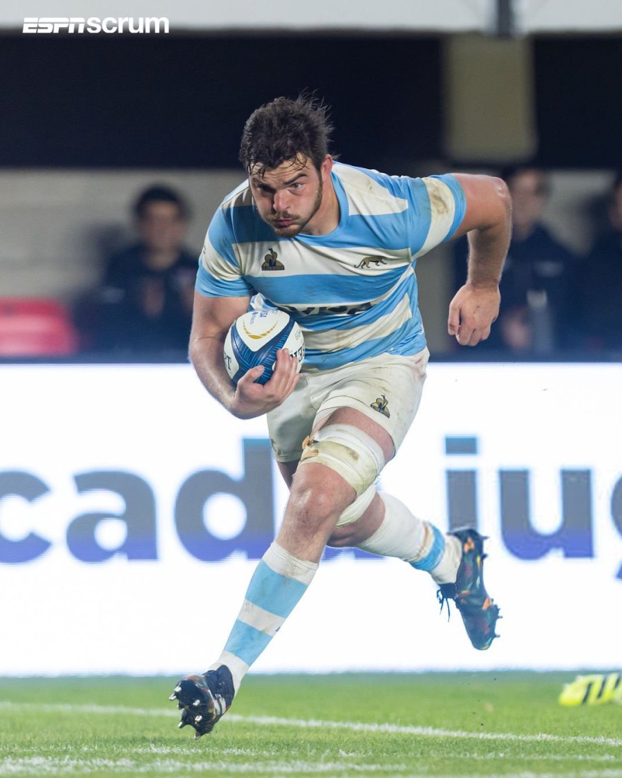 HACIA EL TRY. Pedro Rubiolo se prepara para apoyar.