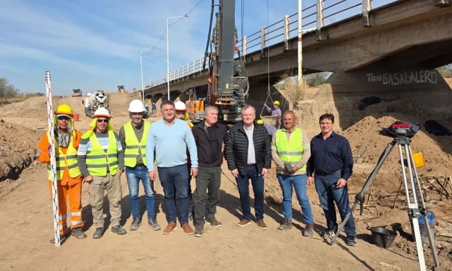 La comitiva visitando la obra.