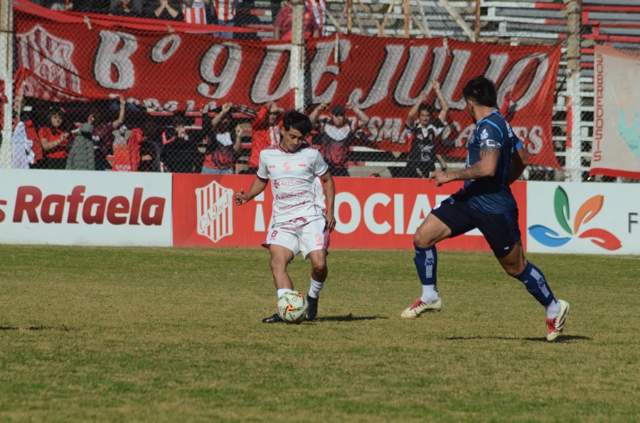 SAPITO. Del Sole intenta un pase durante el primer tiempo.