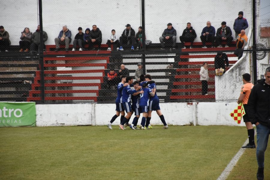 FESTEJOS. En uno de los goles de Giacone.