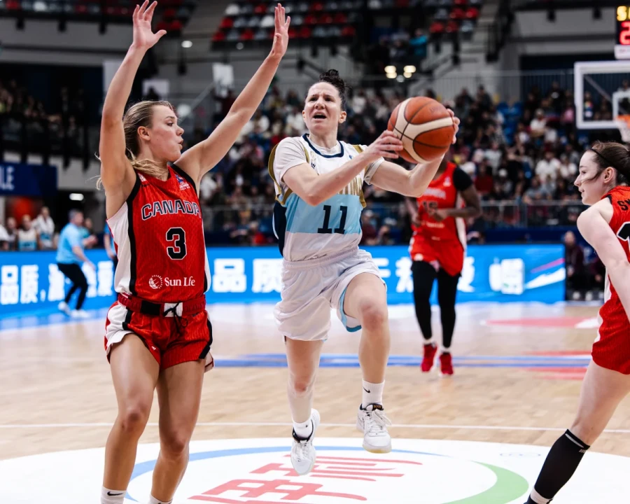 EN TIERRA DE GIGANTES. La rafaelina Meli Gretter sin intimidarse ante las corpulentas canadienses.