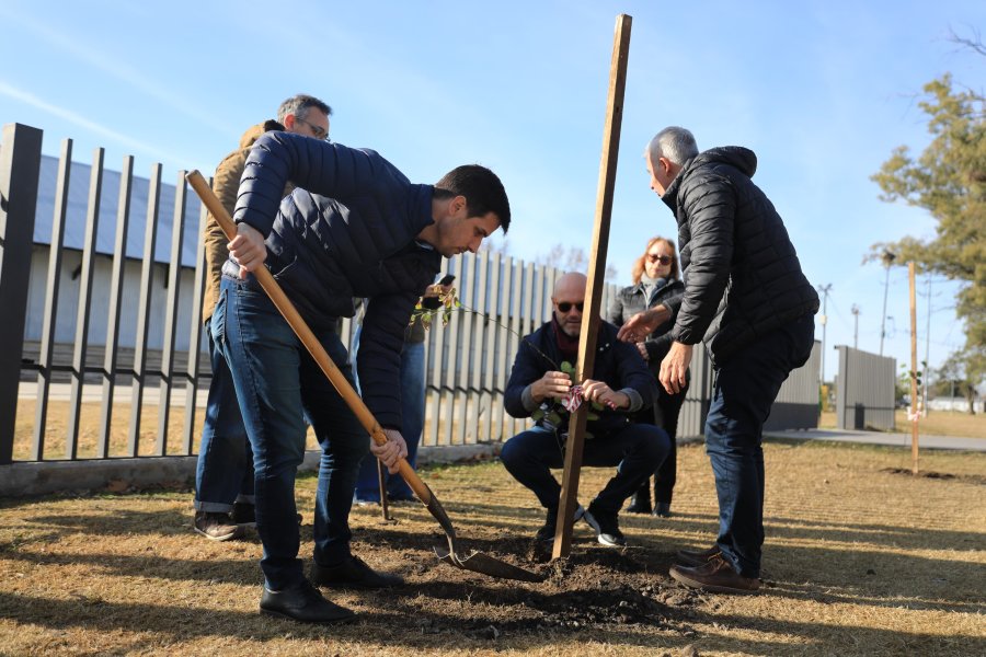 El intendente, Leonardo Viotti, pala en mano junto a Martín Lopetegui, Gustavo Mondino, Norma Becchio y Enrique Soffietti.