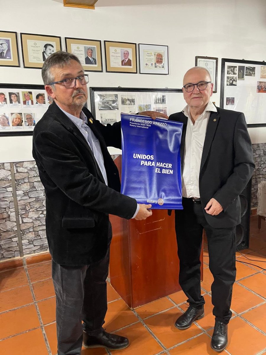 Orlando Calvo recibe un obsequio de Pedro Nava.