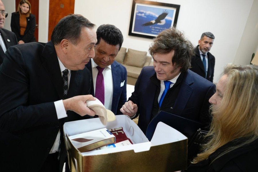 TRIO. Jorge Ledesma con Javier Milei y su hermana Karina.