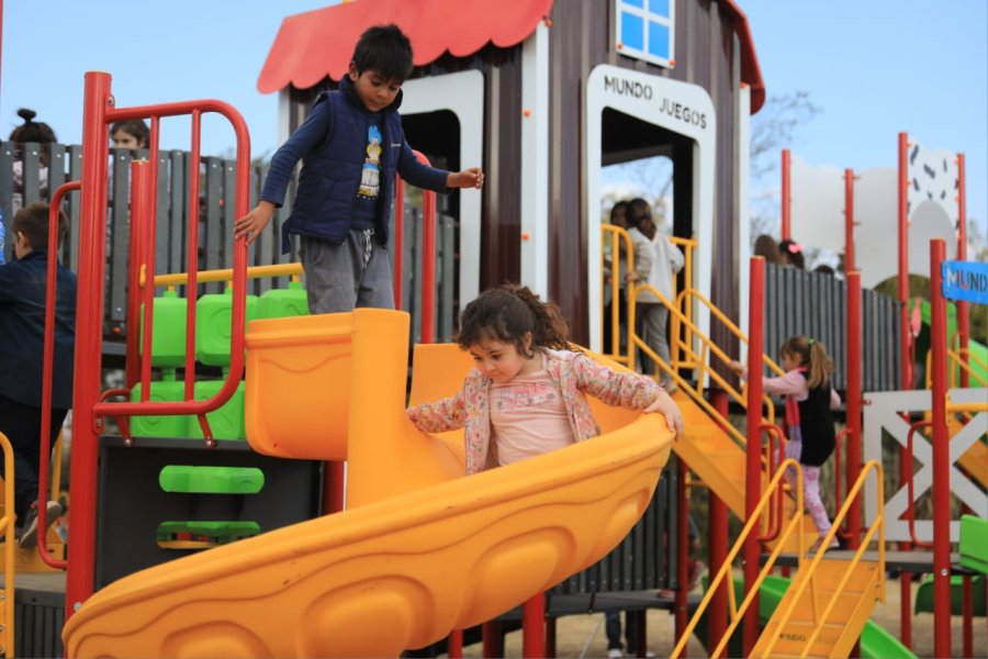 NUEVA ESTRUCTURA. Se inauguró este lunes en barrio Fátima el primer juego infantil en el marco del Plan Integral de Creación y Mejora de Espacios Verdes.