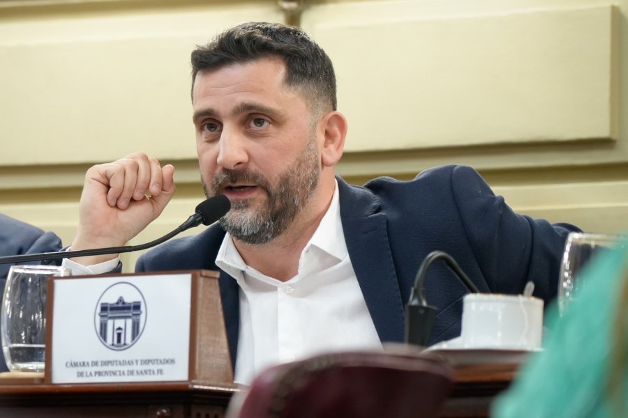 “Lo que hoy se mueve por rutas puede trasladarse por agua", dijo el diputado Mariano Cuvertino.