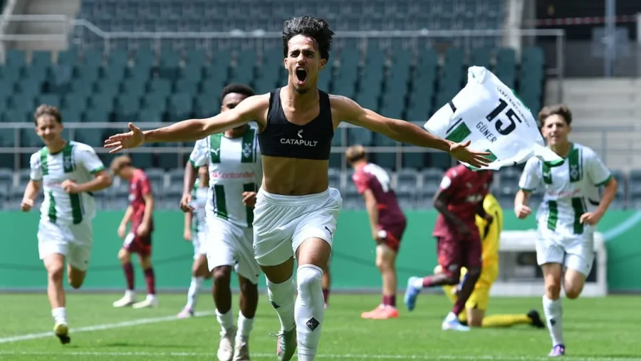 Can Armando Güner festeja un gol en las inferiores del Borussia Mönchengladbach.