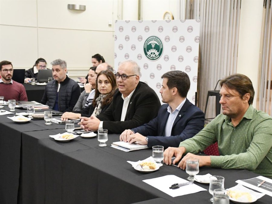El presidente del CCIRR, Gabriel Corrado junto al intendente Leonardo Viotti entre otros.