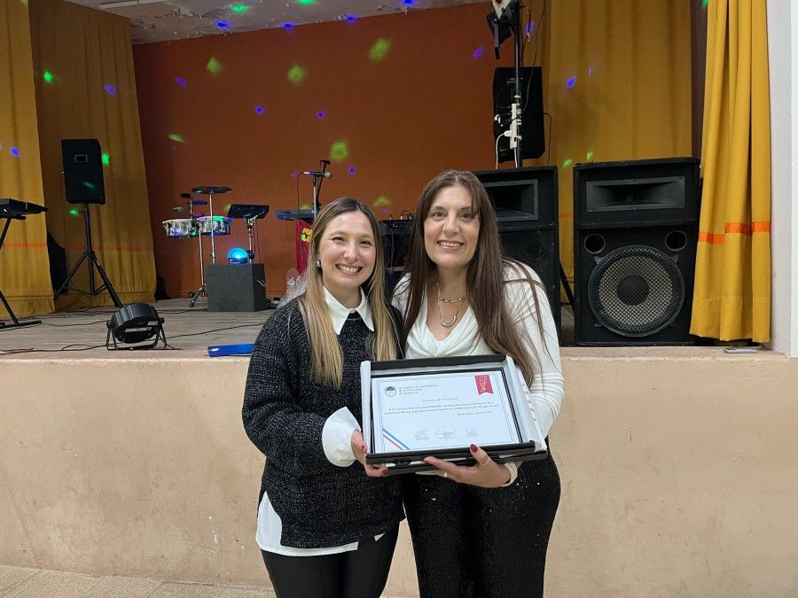 Bárbara Chivallero y Celina Burgener durante la entrega del reconocimiento.