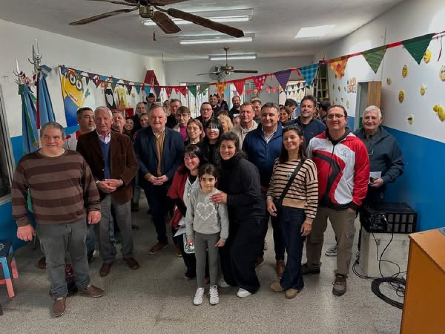 Autoridades y beneficiarios en un momento de la ceremonia.