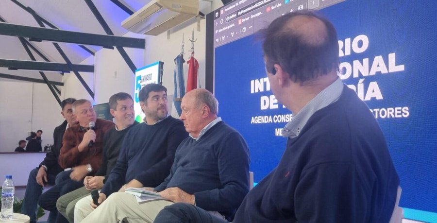 INTERCAMBIO IMPORTANTE. Se dio un diálogo que permitió entender las posiciones de la producción, de la industria y también de la política santafesina y nacional entre productores y empresarios.