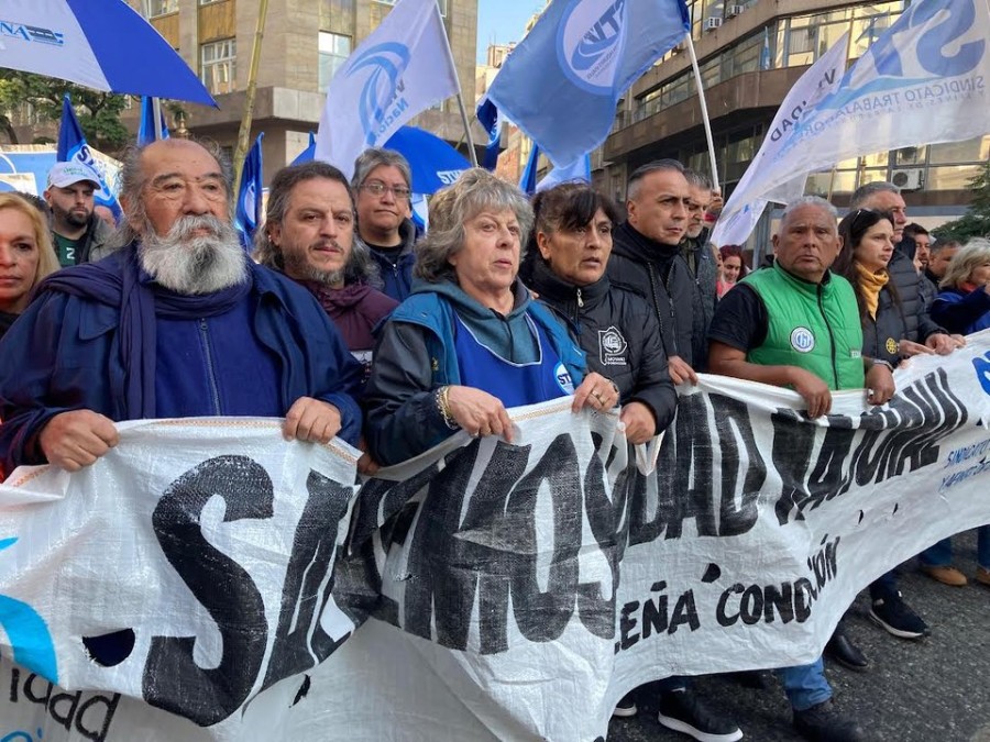 RECHAZO. Trabajadores viales se movilizaron por la decisión del gobierno de Milei de cerrar Vialidad de manera definitiva.