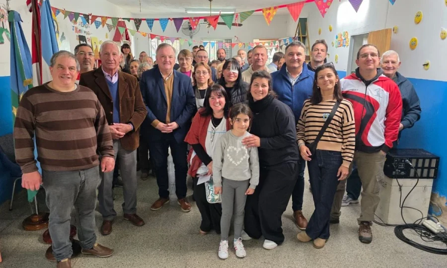 Autoridades y beneficiarios en el acto realizado en la Casita del Niño Creciendo.