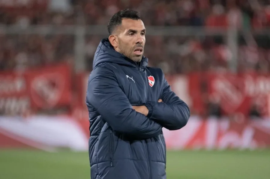 Carlos Tévez, nuevo DT de Talleres, durante su paso por la dirección técnica de Independiente.