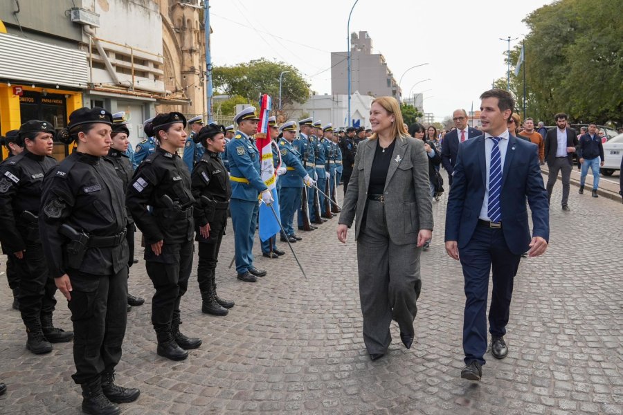La vicegobernadora Scaglia y el intendente Viotti durante el acto por el 9 de Julio en la Plaza 25 de Mayo de Rafaela. (SCS)