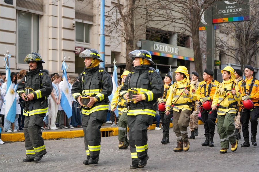 Los Bomberos tambi&eacute;n participaron del desfile c&iacute;vico militar en la tarde rafaelina. (SCS)