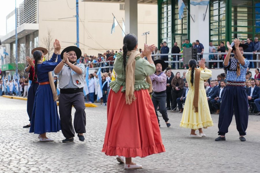 Tambi&eacute;n hubo tiempo para la m&uacute;sica y el baile sobre la calle empedrada frente a la Municipalidad de Rafaela. (FOTO SCS)