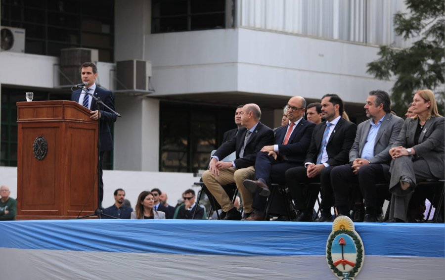 DISCURSO. "Aprovechamos este evento para encontrarnos también con los rafaelinos", expresó a modo de mensaje el intendente Leonardo Viotti durante el acto realizado ayer en el centro de la ciudad.