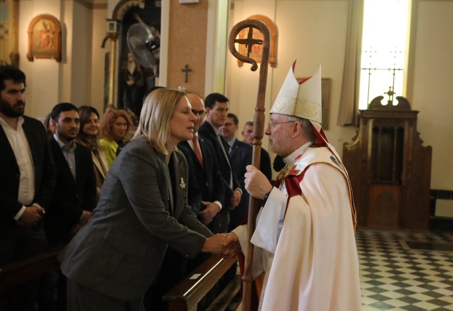 El obispo Pedro Torres al saludar a la vicegobernadora, Gisela Scaglia, en la Catedral San Rafael.