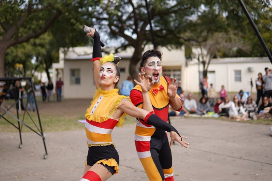 Gran show circense en las plazas de la ciudad.