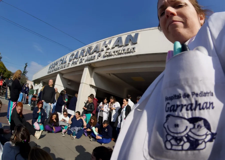 Profesionales y familiares de los pacientes abrazaron al Hospital Garrahan.