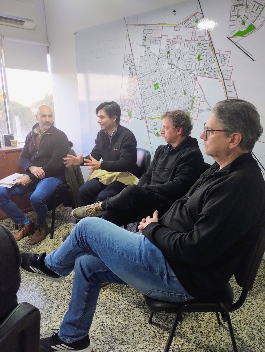 Uno de los encuentros celebrados en la sala de reuniones del Concejo.