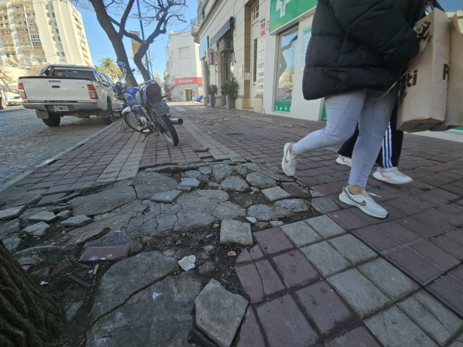 VEREDAS. El estado genera permanentes quejas y reclamos de los peatones.