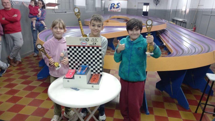 PODIO: Elisa Ferpozzi 2&ordm;, Pedro Schinner 1&ordm; y Dante Urdiales 3&ordm;.