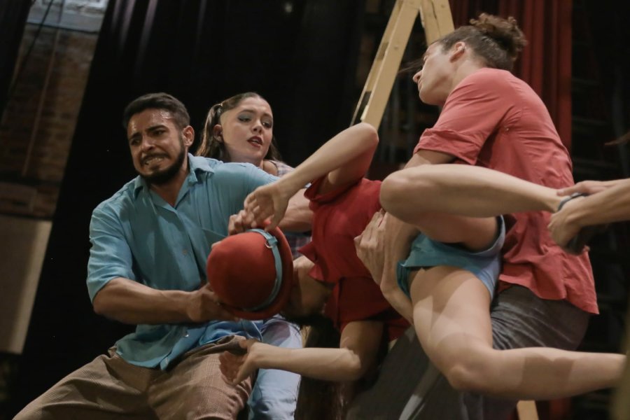 "Fulanos, alguien, algunos, nadie, ninguno" fue la primera obra en salir a escena de la 20&deg; edici&oacute;n del Festival de Teatro de Rafaela. (SCS)