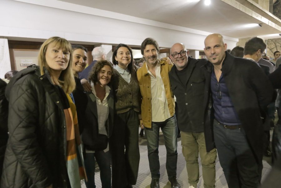 La ministra de Cultura, Susana Rueda y el secretario de Desarrollos Culturales del Ministerio de Cultura, Paulo Ricci, junto a los dirigentes Marcela Navarro, Natalia Enrico, Santiago Gaspoz y Alejandro Ambort entre otros, en el Hall del Cine Belgrano. (SCS)