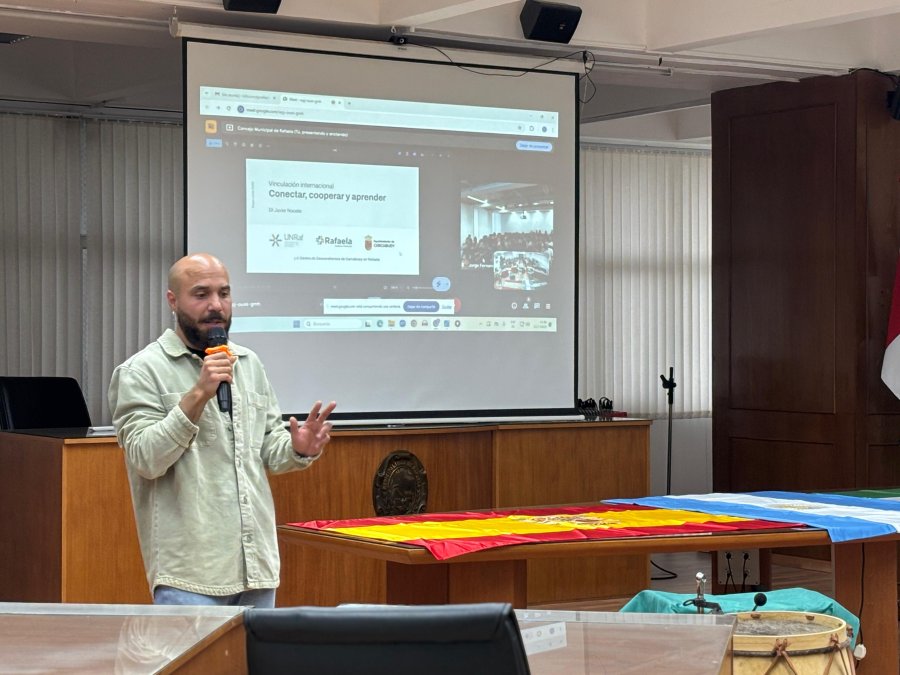 El profesor de UNRaf, Javier Nocete, al compartir su experiencia en Carcabuey. (FOTO PRENSA CONCEJO)