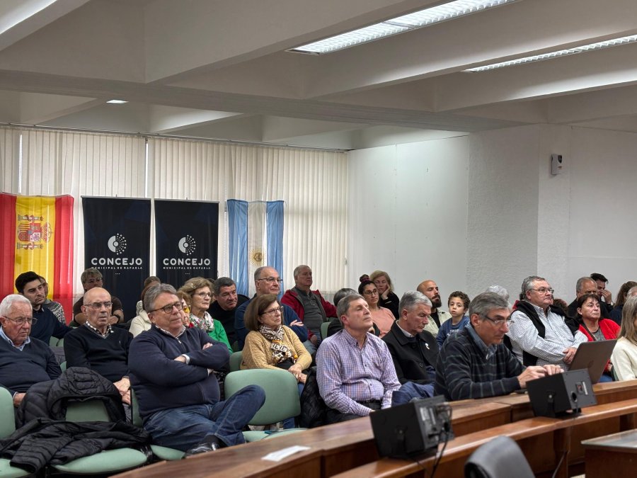 La celebraci&oacute;n cont&oacute; con la presencia de autoridades de Sociedad Espa&ntilde;ola y del grupo de descendientes de inmigrantes de Carcabuey. (FOTO PRENSA CONCEJO)