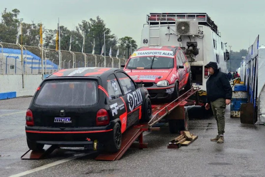 En un viernes lluvioso los equipos se instalaron en los boxes de Rafaela.