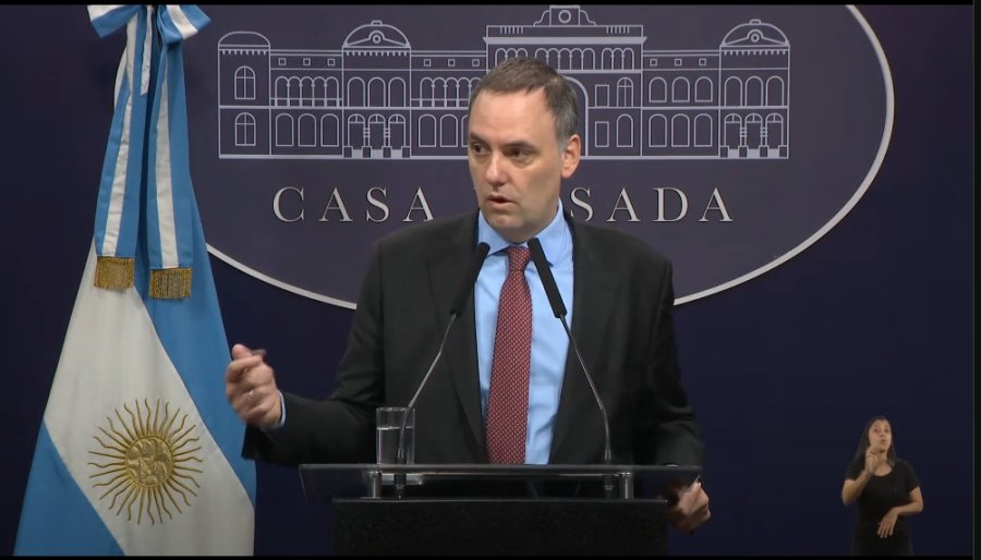 DEBUT. Manuel Adorni estrenó su programa "Fake-7-8" para desmentir noticias falsas sobre la gestión de Javier Milei.