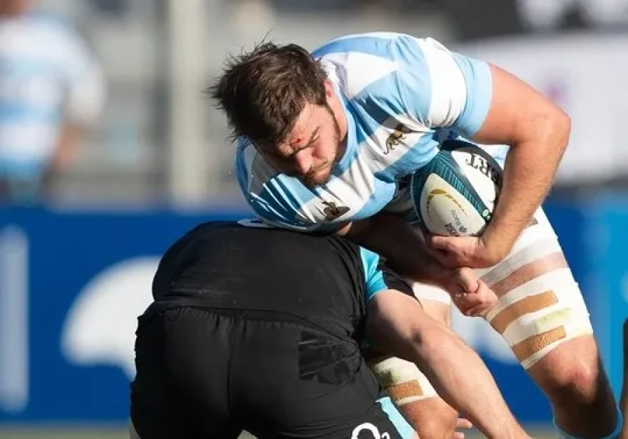 El rafaelino Pedro Rubiolo intenta avanzar con la pelota ante la marca de un jugador inglés, este sábado en San Juan.