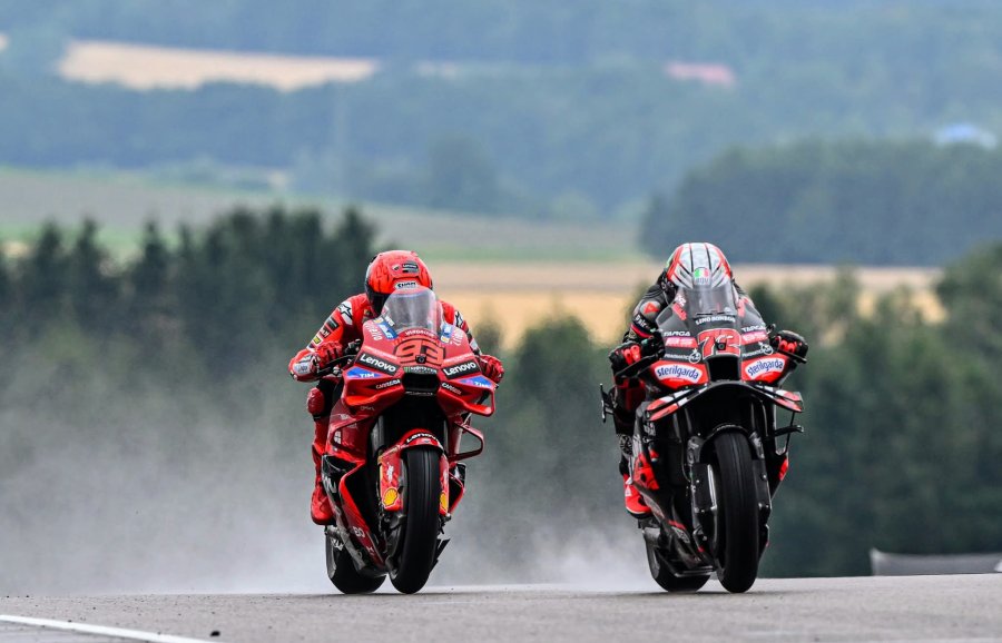 Marc supera a Marco bajo la lluvia en el ingreso a la última vuelta en Sachsenring.