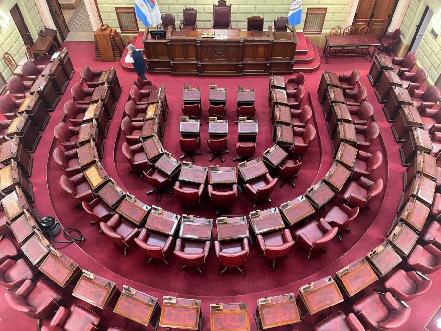 El recinto de la Cámara de Diputados incorporó 19 bancas para llegar a las 69 requeridas para igual número de convencionales.