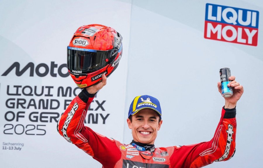 Marc Márquez festejando su victoria en el Gran Premio de Alemania.