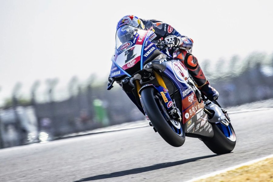 Toprak Razgatlioglu se quedó con todo lo que estaba en juego en Donington Park.