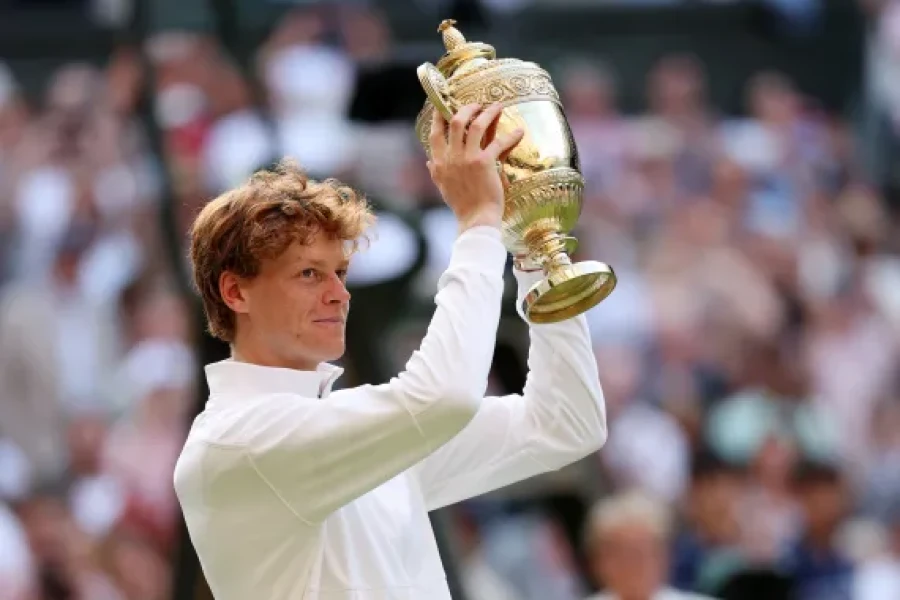 El italiano Sinner con la copa que gan&oacute; en Wimbledon. (THE GUARDIAN)