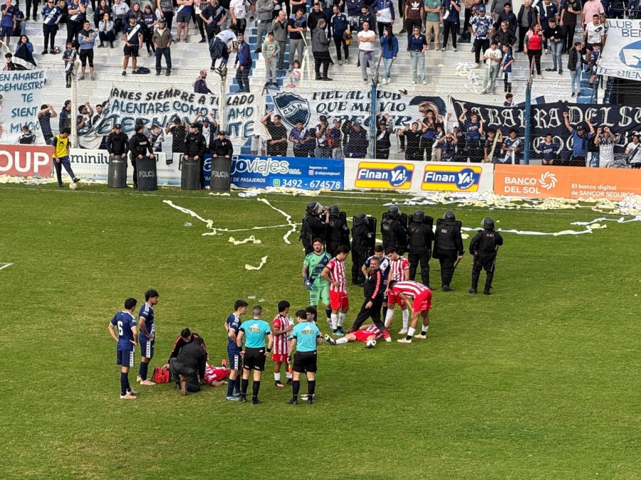 LAMENTABLE. / Incidentes en el festejo del gol de 9 de Julio impidieron que el clásico pueda continuar.